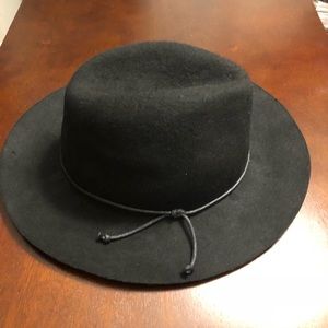 Adorable black felt hat! Perfect for spring ☀️